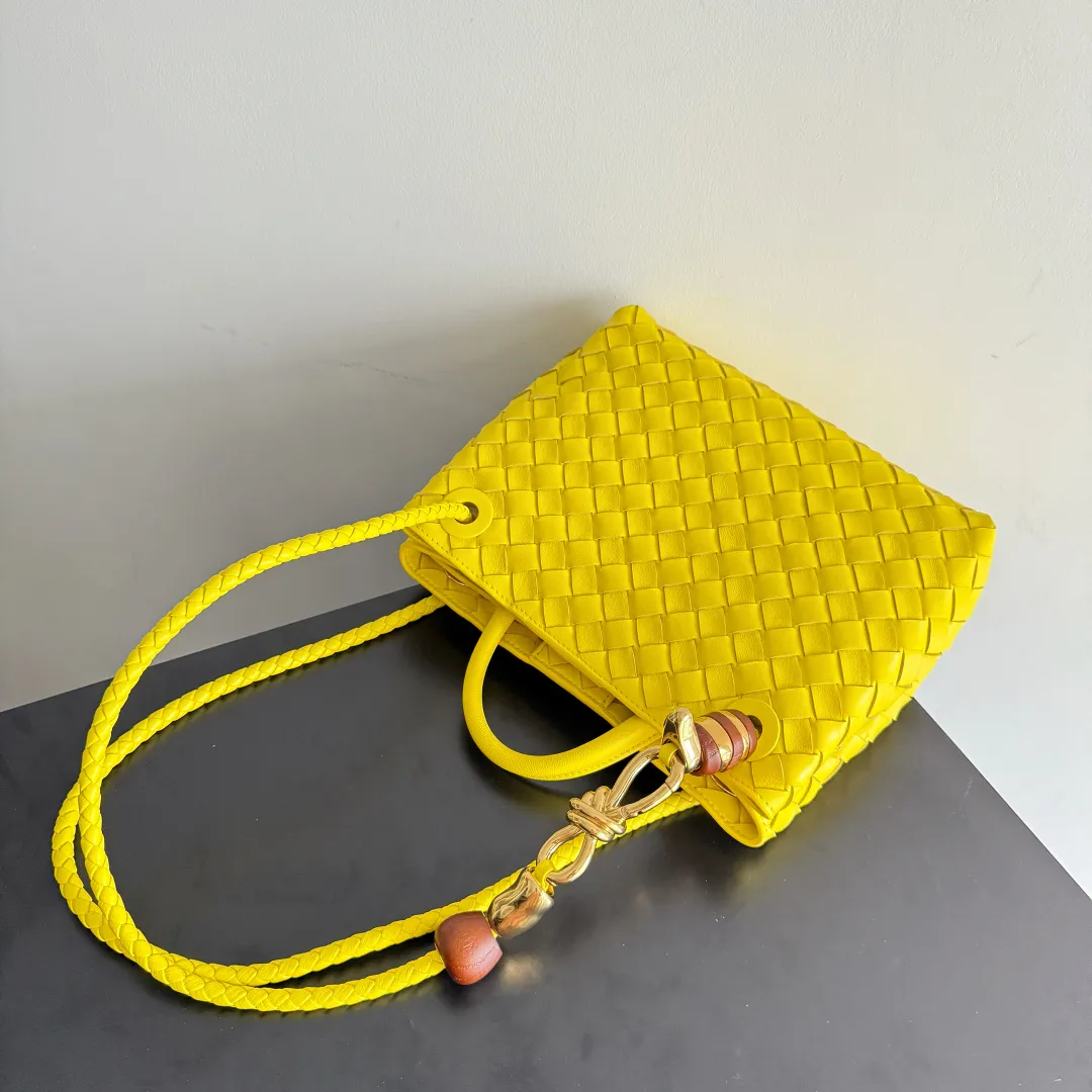 The new Andiamo batch of 3060 BV is shipped‼ ️The classic intercciato weaving process is used to create a soft bag, the metal knot is made of micro-cast aluminum using jewelry technology🪢, and the decorative beads are made of metal and hand-polished oak, allowing you to jump repeatedly between elegance and fun💃, making it unpredictable. Classic and versatile, it shows off your temperament, and the bag has a large capacity, making it very convenient for daily commuting! It has a variety of carrying methods, the shoulder straps can be adjusted by yourself, the original lambskin feels soft and delicate, and the unisex style breaks gender boundaries and brings a more practical and long-lasting use experience. The Andiamo, which has both elegant and casual styles, perfectly interprets the "fashionable old money style". Style number: 743568+wood hardware Color: sulfur color Size: 25*22*10.5cm